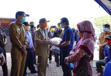 Gubernur Bengkulu Rohidin Mersyah membagikan 500 paket beras dan 500 kg ikan laut kepada masyarakat terdampak wabah global Covid-19 di Kabupaten Kaur