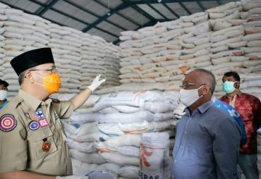 Gubernur Rohidin meninjau Gudang Bulog