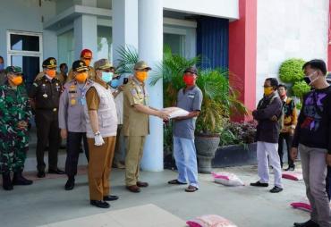  Bantuan Bahan Pangan Masyarakat Terdampak Covid-19 di Seluma