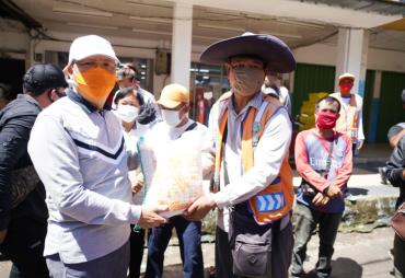 Gubernur Berikan bantuan masyarkat terdampak COvid-19