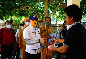 Bagikan Masker, Bupati Gusnan Motivasi Warga Perangi Corona