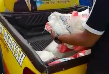 Bahu Membahu Serahkan  Sembako
