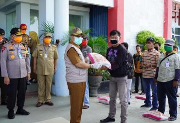 Warga Seluma Bersyukur Dapat Bantuan Beras Dari Gubernur