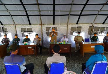Gubernur Rohidin saat menyampaiakn arahan kepada masyarakat penerima bantuan