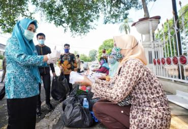 Ibu Derta Rohidin Salurkan Makanan