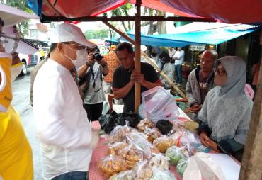 Gubernur Rohidin memborong takjil di Pasar Bang Mego Curup
