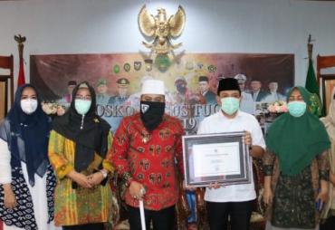 Walikota Bengkulu Terima Sertifikat dari Menteri Kesehatan