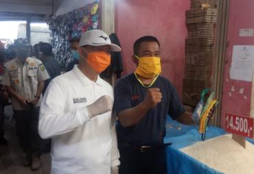 Gubernur Rohidin bagikan masker kepada para pedagang