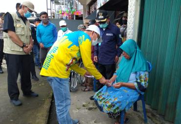 Gubernur Rohidin saat berikan bantuan kepada penyandang disabilitas