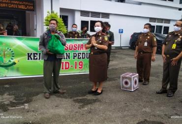 Kejati Bengkulu Bagi Sembako untuk Masyarakat