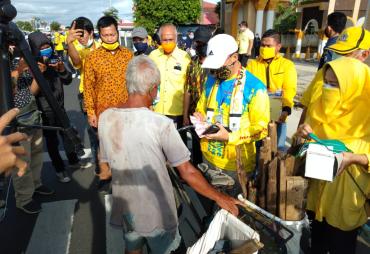 Pembagian masker dan takjil
