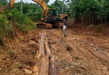 Perbaikan jalan longsor