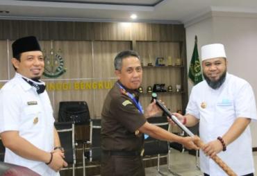 Silaturahmi dengan Kajati, Walikota Berikan Tongkat