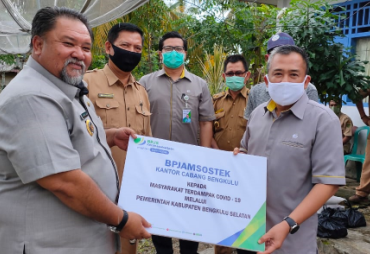 Wabup BS Serahkan Paket Sembako ke Pekerja Formal dan Informal Terdampak Covid-19