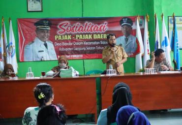 Kades Suyadi saat memberi sambutan terkait penyerahan Sertifikat