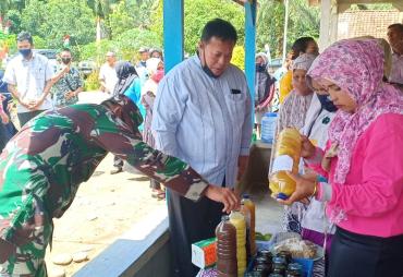 Bupati Mukomuko saat mengunjungi salah satu desa pada seleksi Kampung Berseri