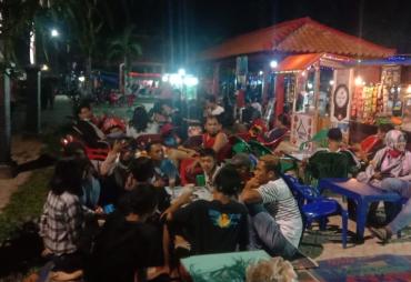 Suasana pasar malam di Alun-alun Desa Bumi Jaya,Kec.Candipuro Lamsel