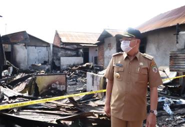 Gubernur Rohidin bantu korban kebakaran