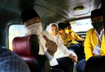 Rohidin naik angkot saat mendaftar ke KPU Provinsi Bengkulu
