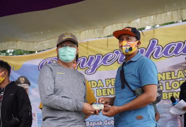 Gubernur Rohidin Beri Perlindungan Nelayan dengan Bagikan Kartu Tanda Pengenal