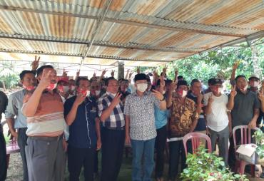 Rohidin bersama masyarakat Lubuk Sandi Seluma