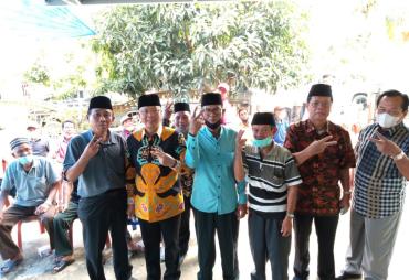 Rohidin bersama masyarakat setempat