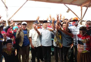 Rohidin bersama masyarakat Kaur Tengah