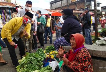 Rohidin menyapa pedagang Pasar Curup