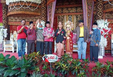 Rosjonsyah bersama tim sempatkan mampirbke pesta pernikahan warga Pasar Manna