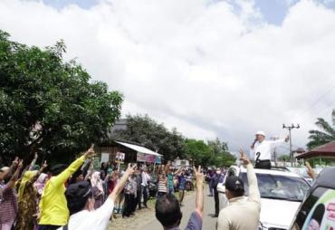 Rohidin disambut antusias masyarakat sepanjang jalan