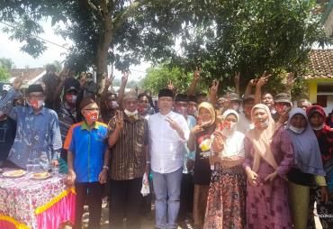 Rohidin bersama masyarakat Semidang Gumay Kaur