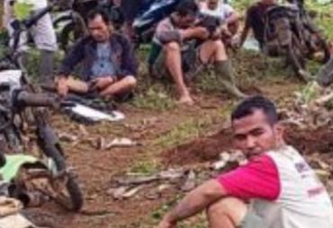 Gotong royong tanam pisang