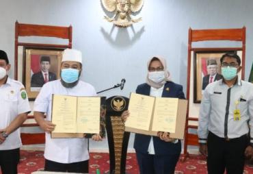 Bengkulu, InfoPublik – Perkuat sinergitas pada bidang hukum, Rabu (24/02/2021), Pemerintah Kota (Pemkot) Bengkulu menjalin kerjasama dengan Kejaksaan Negeri (Kejari) yang dikemas dalam penandatanganan Memorandum of Understanding (MoU) yang berlangsung di Balai Kota.  MoU yang ditandatangani langsung oleh Walikota Bengkulu Helmi Hasan dan Kepala Kejari Irene Putrie ini meliputi berbagai hal seperti, penegakan hukum, bantuan hukum, pertimbangan hukum, pelayanan hukum, serta tindakan hukum lain kepada negara a