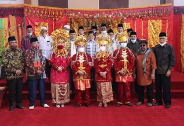 Pemberian gelar adat Bupati dan Wabup Mukomuko