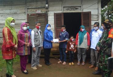 Bupati Tanggamus serahkan bantuan
