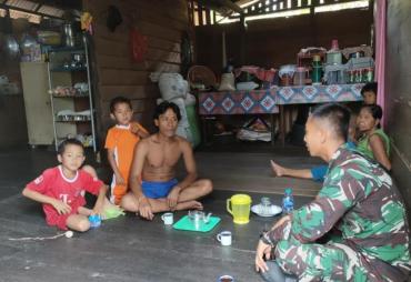 Hilangkan Penat, Anggota Satgas TMMD 110 Bercengkrama di…
