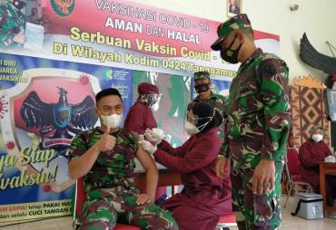 Prajurit Kodim 0424 Lakukan Vaksinasi Perdana di Makodim Tanggamus