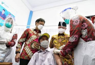 Gubernur Rohidin bersama Menkes RI Tinjau Vaksinasi Covid-19 Untuk Lansia di Bengkulu