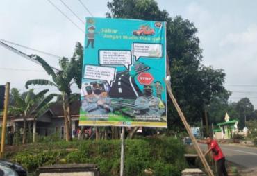 Polres Tanggamus Memasang Spanduk Larangan Mudik
