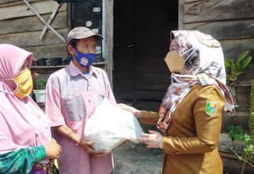 Bupati Tanggamus Berikan Bantuan Bedah Rumah Dan Paket Sembako