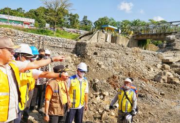 Gubernur Rohidin meninjau kerusakan saluran irigasi