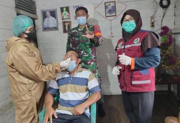 Babinsa Kuala Bahe Dampingi Petugas Swap Tes Lacak Covid-19…