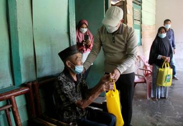 Gubernur Rohidin Bengkulu Kembali Bagikan Canthelan untuk Warga Isoman Covid-19