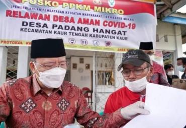 Gubernur Rohidin Tinjau Posko PPKM Desa di Kaur
