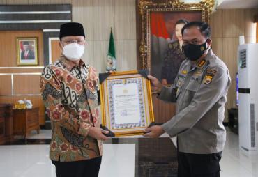 Penyerahan piagam penghargaan