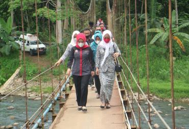 Ketua LKKS Jalan Kaki Jenguk Warha Sakit