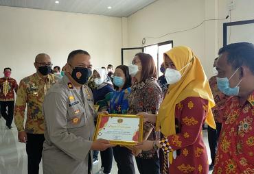 Pemkab Tanggamus Berikan Penghargaan Pencapaian Target 70…