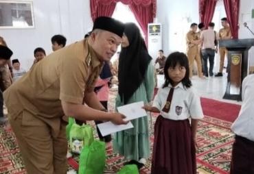 Pemkab Seluma Bersama Baznas Salurkan Bantuan Anak Yatim Piatu dan Lansia Dhuafa