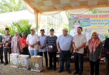 Gubernur Rihidin Serahkan Bantuan Alsintan dan Puluhan Ribu Bibit 