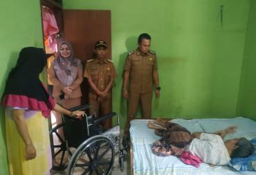 Kadinsos Kota Bengkulu Serahkan Langsung Bantuan Kursi Roda Kepada Warda Kandang Mas
